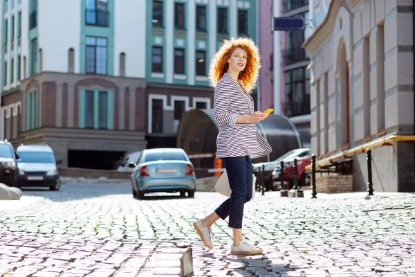 Neşeli genç kadın toplantıdan sonra eve gidiyor