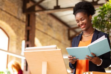 Yayın kuruluşunda çalışırken gülümseyen kadın