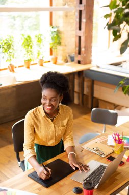 Yaratıcı yönetici iyi ve mutlu hissederken gülümseyen