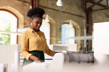 Çalışırken yazıcı kullanarak yayın kuruluşu çalışanı