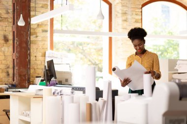 Yayınevinin çalışanı kağıdın kalitesini kontrol ediyor