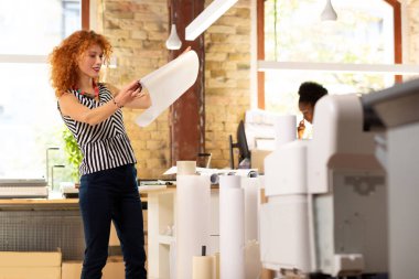 Yayınevinin çalışanı kağıt kalitesini kontrol ediyor