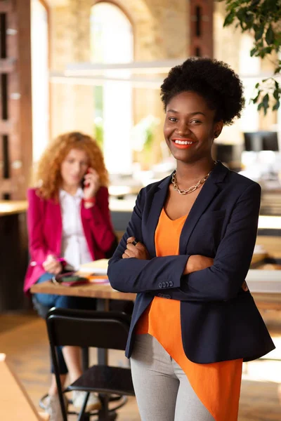 Parlak makyaj gülümseyen koyu tenli kadın Işınlama