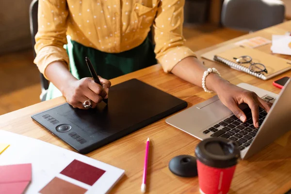 Primo piano delle donne che lavorano con tecnologie moderne — Foto Stock