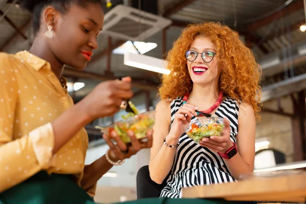Snygga kontorsarbetare som äter lunch tillsammans på kontoret — Stockfoto