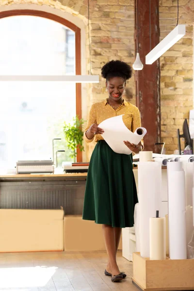 Sonriente trabajador elegante de la agencia editorial elegir papel — Foto de Stock