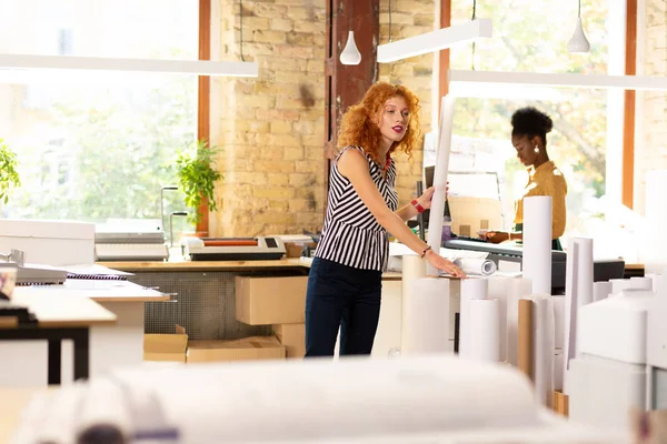 Twee werknemers van Publishing Office werken de hele dag lang — Stockfoto