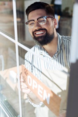 Pozitif mutlu adam pencereye bakıyor