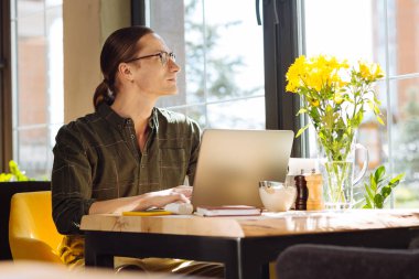 Güzel düşünceli adam pencereye bakıyor