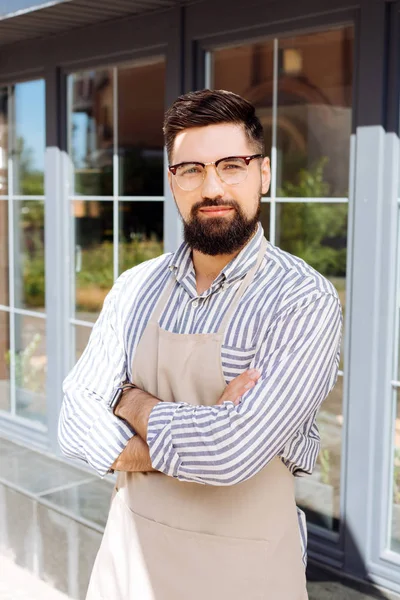 Hombre barbudo guapo parado frente a su restaurante — Foto de Stock