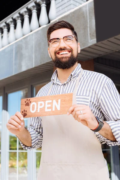Netter glücklicher Mann, der seine eigene Cafeteria eröffnet — Stockfoto