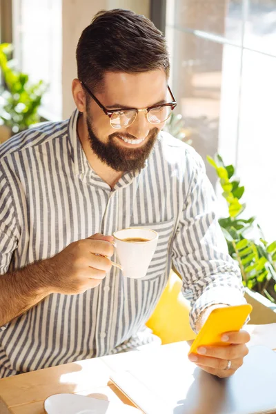 Lycklig glad man njuter av sin kopp kaffe — Stockfoto