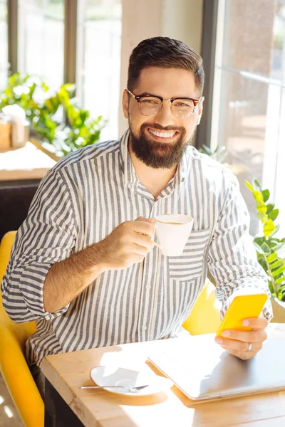 Vrolijke bebaarde man met zijn ochtend koffie — Stockfoto