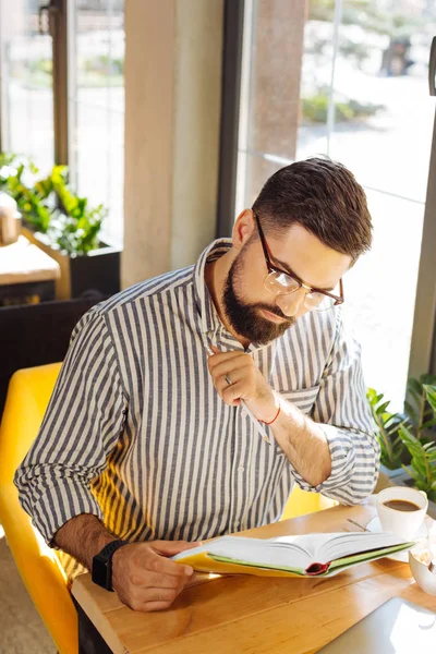 Trevlig snygg man som fokuserar på att läsa — Stockfoto