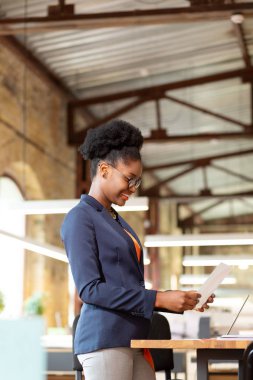 İç mimar yeni projenin skeçler bakıyor