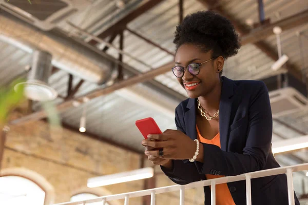 Vrouw texting haar vriend terwijl het breken van het werk — Stockfoto