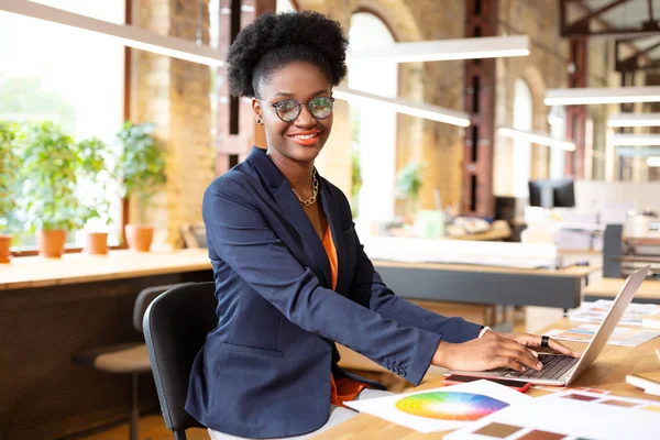 Architecte d'intérieur souriant tout en tapant e-mail pour le client — Photo