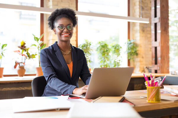 Дизайнер интерьеров, вдохновляющийся началом проекта
