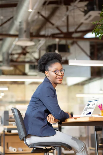 Interieur ontwerper zittend aan de werktafel — Stockfoto