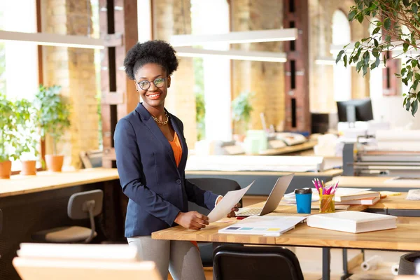 Interior designer si sente eccitato prima di incontrare il cliente — Foto Stock