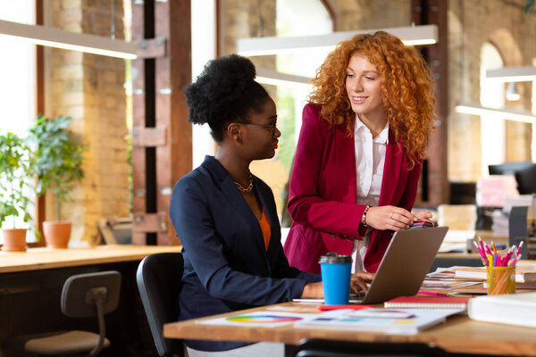 Дизайнеры интерьера ведут мозговой штурм по поводу проекта в офисе
