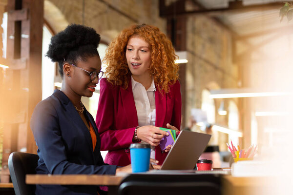 Дизайнер интерьера отдает приказы секретарше
