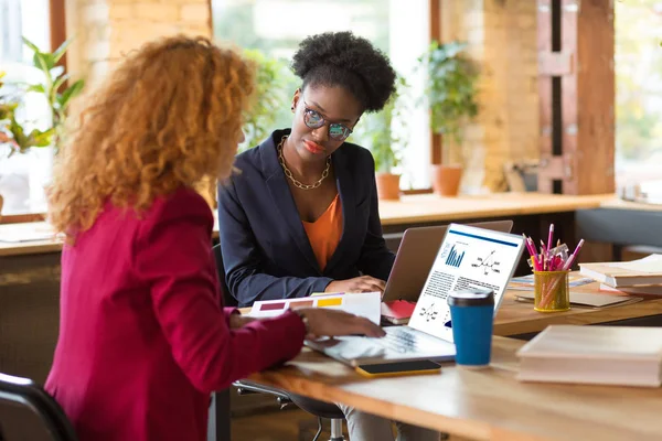 Interieurontwerpers die hun laptops gebruiken tijdens het contact met klanten — Stockfoto