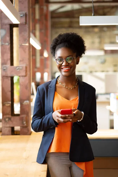 Ung snygg lockig afro-amerikansk kvinna leende brett — Stockfoto