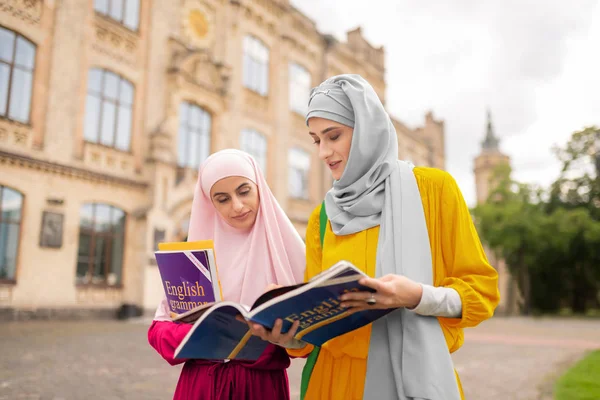 Mezinárodní muslimští studenti pociťovali obavy před zkouškou — Stock fotografie