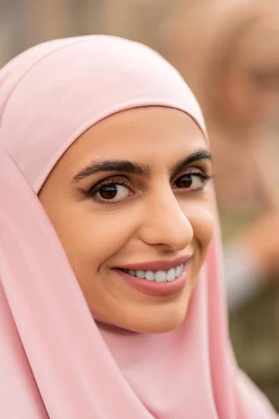 Vacker ung muslimsk kvinna klädd i rosa hjab — Stockfoto