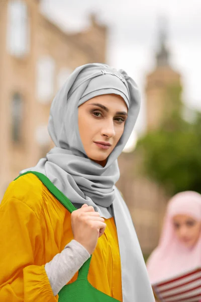 Όμορφη νεαρή μουσουλμανική γυναίκα στέκεται κοντά στο Πανεπιστήμιο — Φωτογραφία Αρχείου