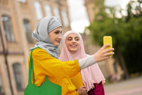 Belles jeunes femmes musulmanes faisant selfie près de l'université — Photo