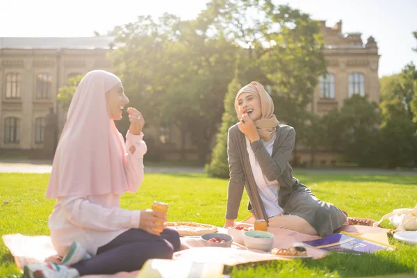 おいしいベリーを食べる笑顔の若いイスラム教徒の学生 — ストック写真