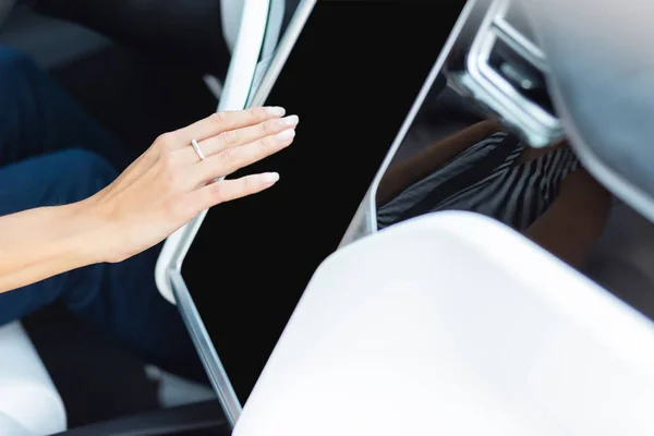 Von oben: Geschäftsfrau benutzt Navigator im Auto — Stockfoto