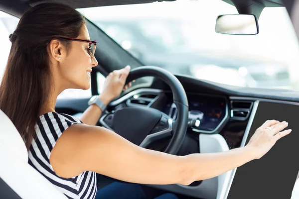 Businesswoman smiling while driving car in the morning — Stock Photo, Image