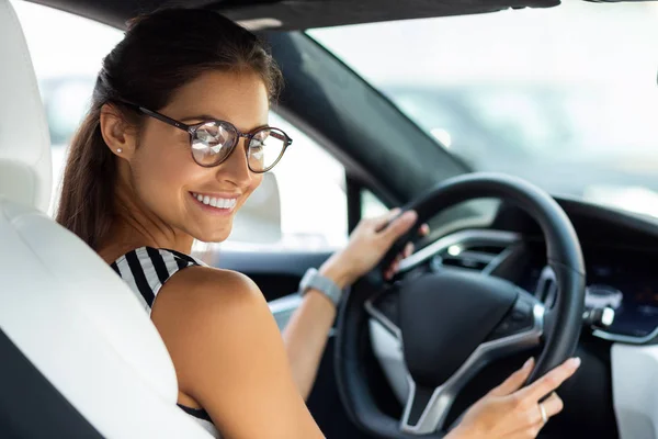 Businesswoman feeling excited in the morning while driving to work — Stock Photo, Image