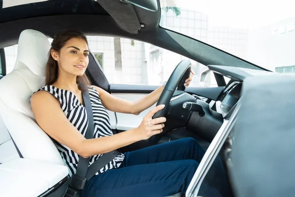 Empresária próspera elegante carro de condução pela manhã — Fotografia de Stock