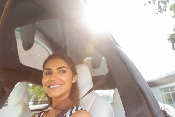 Mörkögda kvinna njuter av att köra på trevlig solig dag — Stockfoto