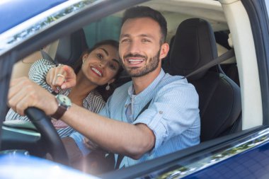 Hafta sonu sürüş sırasında heyecanlı neşeli çift hissi