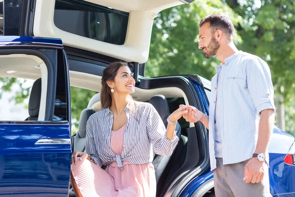 Esposa viendo a su apuesto marido encontrándose con ella cerca del coche — Foto de Stock