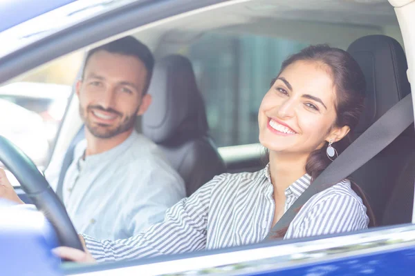 Esposa radiante sorrindo amplamente durante a condução de carro do marido — Fotografia de Stock