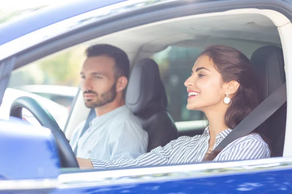 Apelando esposa dirigindo carro e falando com o marido — Fotografia de Stock