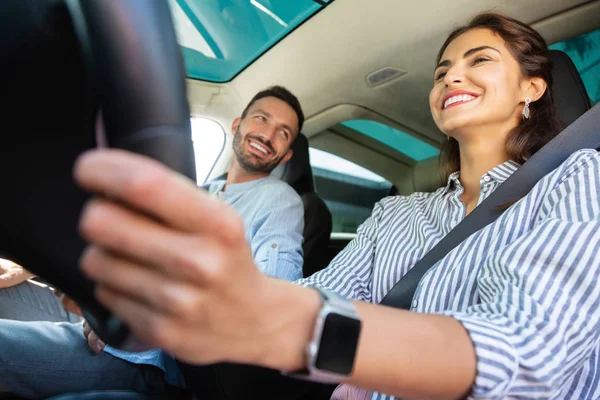 Fröhliche Frau hält während der Fahrt Lenkrad — Stockfoto