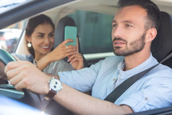 Amante esposa fazendo foto de seu marido carro de condução — Fotografia de Stock