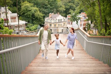 Birlikte vakit geçirirken üst kata yürüyen aile