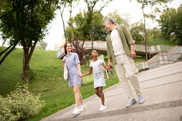 Bonne famille marchant dans la ville le week-end — Photo