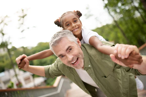 Papà dai capelli grigi si diverte con la sua bella figlia carina — Foto Stock