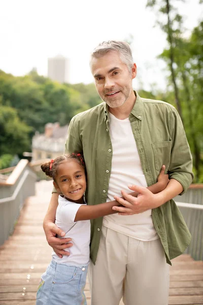 Grey-haired pai sentindo-se aliviado passar tempo com a filha — Fotografia de Stock
