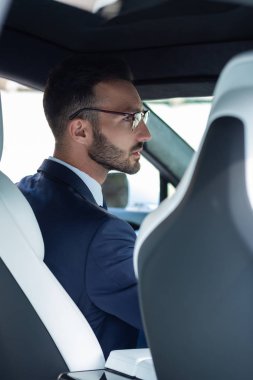 Koyu saçlı yakışıklı adam dönmeden önce bakıyor