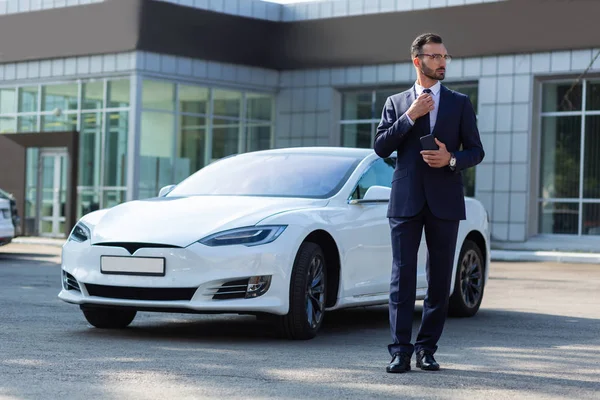 Sakallı işadamı arabadan ayrılıp ofise gidiyor